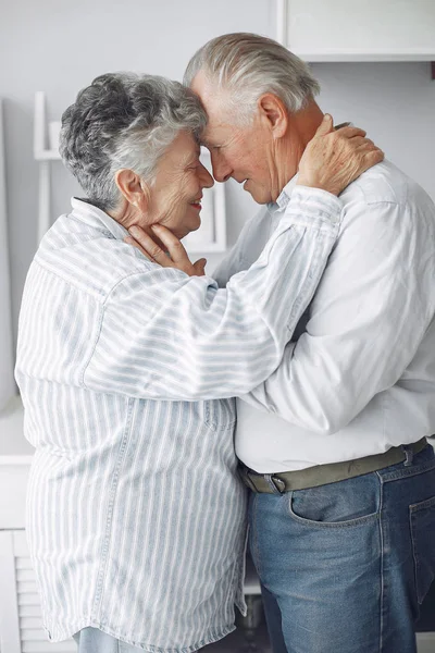 Beautiful old couple spent time together at home — Stock Photo, Image