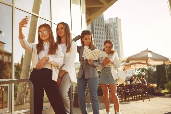 Čtyři studenti na studentském kampusu se zápisníky — Stock fotografie