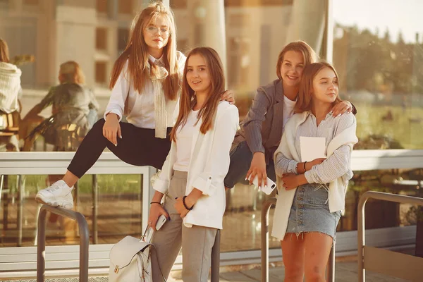 Čtyři studenti na studentském kampusu se zápisníky — Stock fotografie