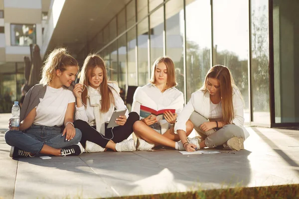 Čtyři studenti na studentském kampusu s tabletem — Stock fotografie