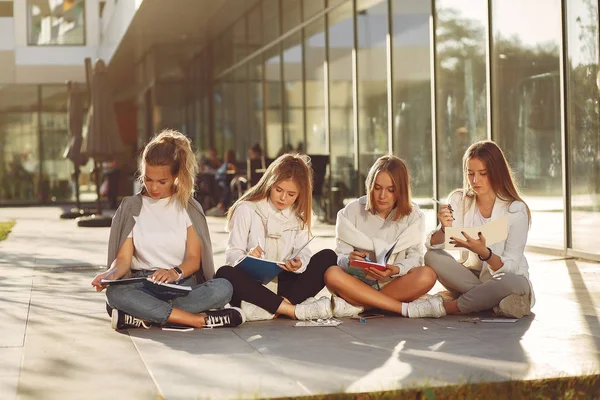 Czterech studentów na kampusie studenckim z tabletem — Zdjęcie stockowe