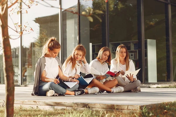Czterech studentów na kampusie studenckim z tabletem — Zdjęcie stockowe
