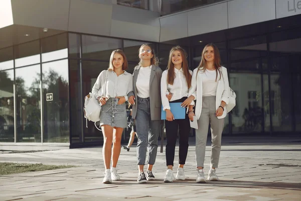 Tři studenti ležící na trávě s knihami — Stock fotografie