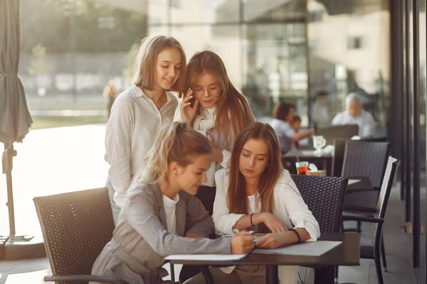 Čtyři studenti na studentském kampusu sedí u stolu — Stock fotografie