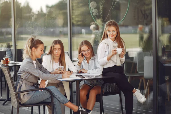 Vier Studenten auf einem Studentencampus am Tisch — Stockfoto