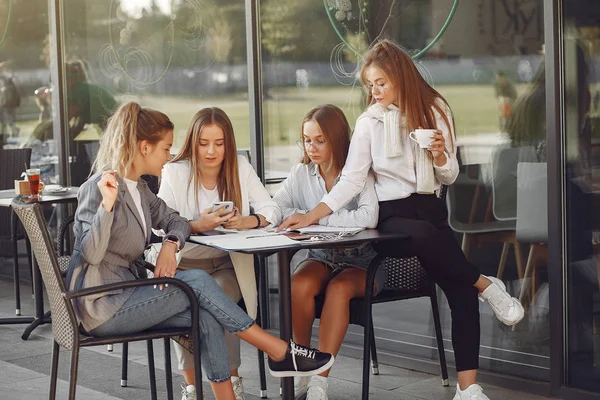 Čtyři studenti na studentském kampusu sedí u stolu — Stock fotografie