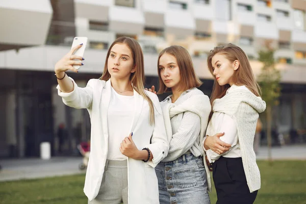 Mladí studenti na studentském kampusu s telefonem — Stock fotografie