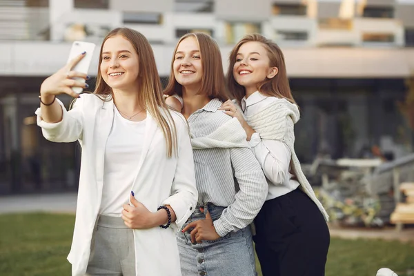 Junge Studenten auf einem Studentencampus mit einem Handy — Stockfoto