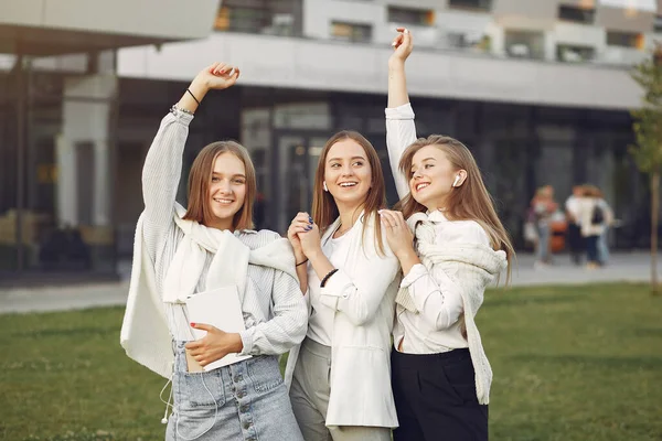 Mladí studenti na studentském kampusu s telefonem — Stock fotografie