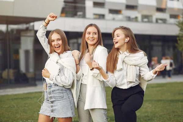 Mladí studenti na studentském kampusu s telefonem — Stock fotografie