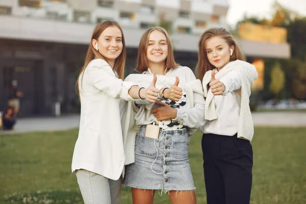 Unga studenter på campus med telefon — Stockfoto