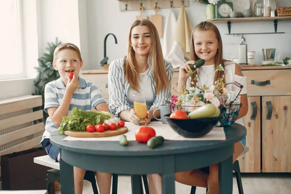 Hermosa familia grande preparar la comida en una cocina — Foto de Stock