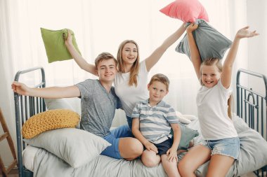 Güzel aile evde iyi eğlenceler.