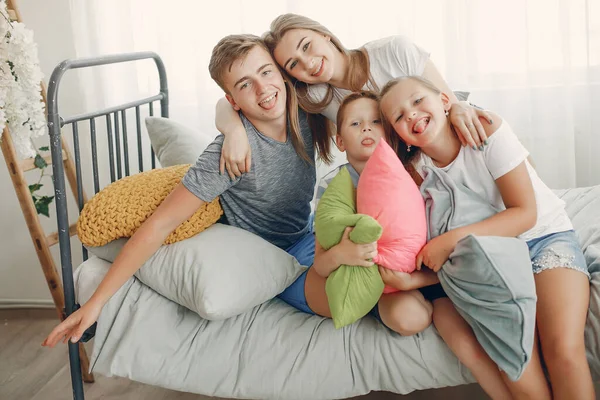 Güzel aile evde iyi eğlenceler.