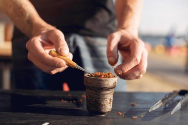 Dışardaki masada Shisha için tütün hazırlama manzarası