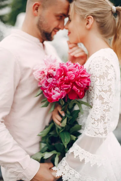 Belo casal passar o tempo em um jardim de verão — Fotografia de Stock