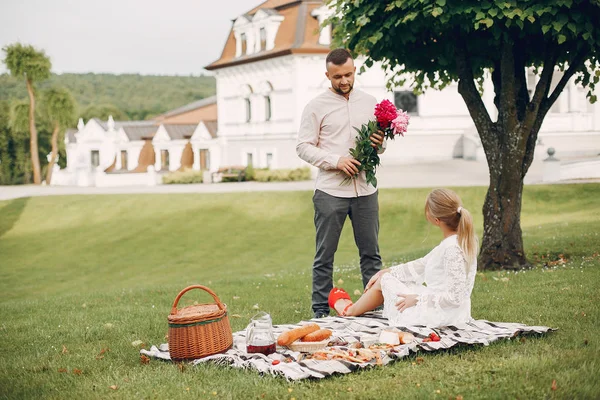 Beautiful couple spend time in a summer garden — Stok fotoğraf