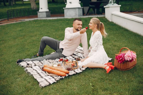 Belo casal passar o tempo em um jardim de verão — Fotografia de Stock