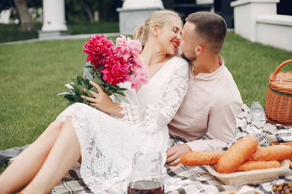 Beautiful couple spend time in a summer garden — Zdjęcie stockowe