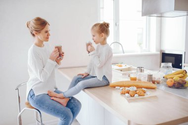 Sevimli sarışın kızı annesiyle