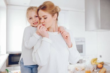 Sevimli sarışın kızı annesiyle