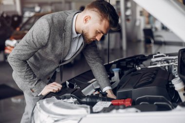 Bir araba salonunda yakışıklı ve zarif bir adam.