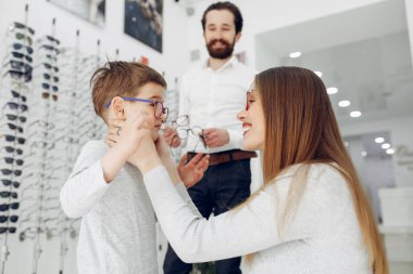 Gözlük dükkanında küçük oğlu olan anne