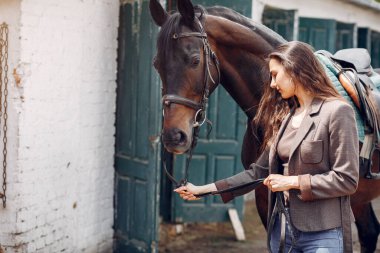 Güzel bir kadın bir atla vakit geçirir.