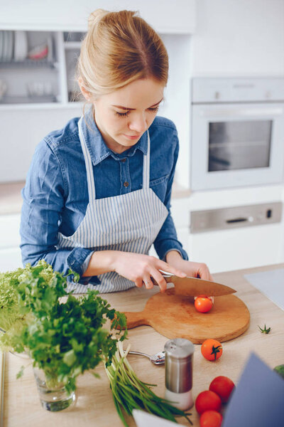 симпатичная блондинка на кухне
