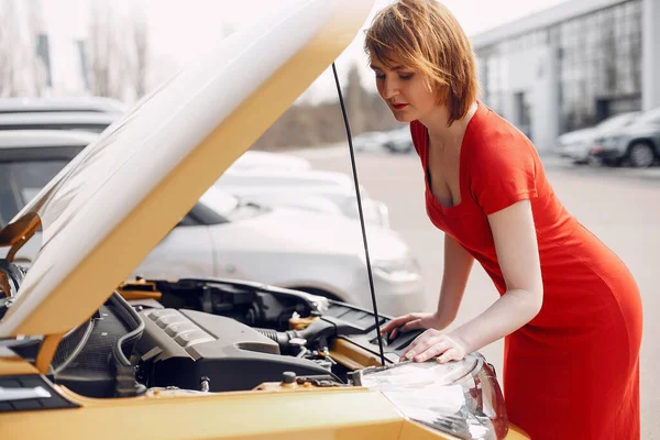 Stilvolle und elegante Frau im Autosalon — Stockfoto