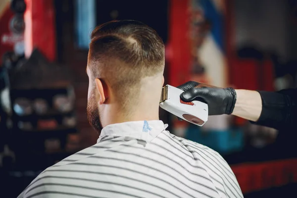 Stylish man sitting in a barbershop — Stock Photo, Image