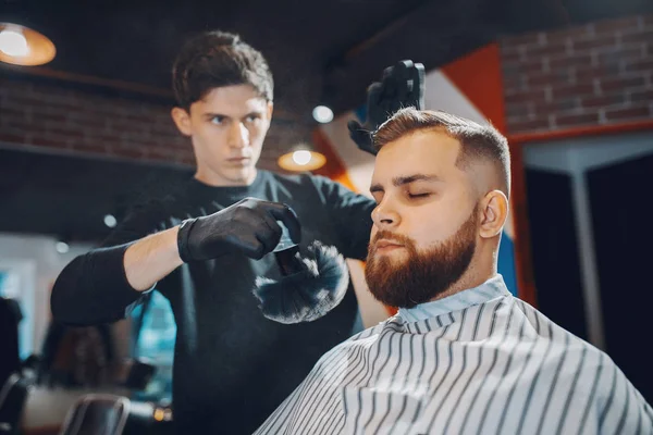 Elegante hombre sentado en una barbería —  Fotos de Stock