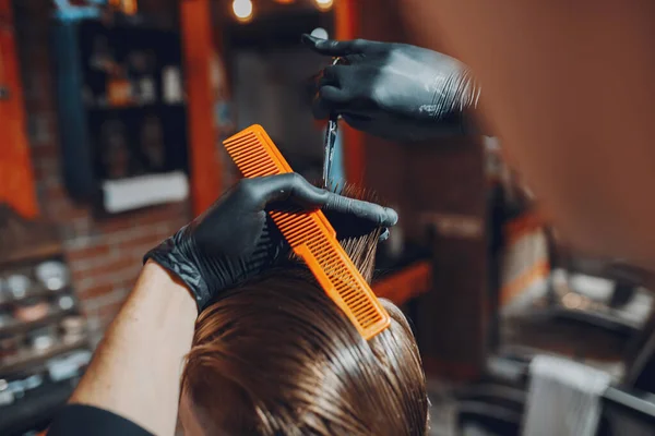 Stilvoller Mann sitzt in einem Friseurladen — Stockfoto