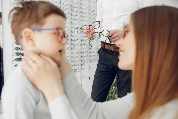 Mamma med liten son i glasögon butiken — Stockfoto