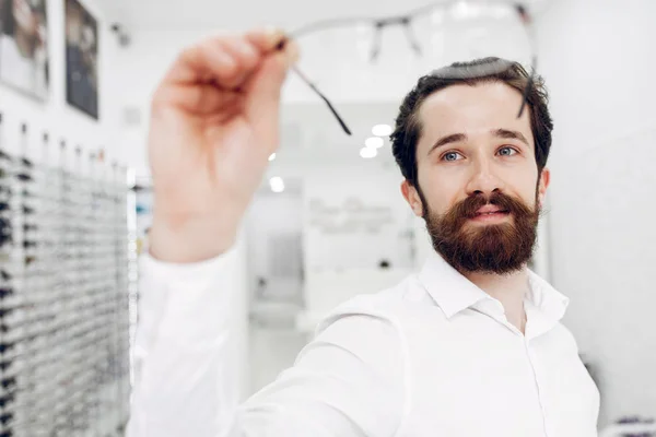 Hombre guapo en una tienda de óptica —  Fotos de Stock