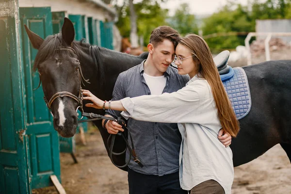 Schattig liefdevol paar met paard op ranch — Stockfoto