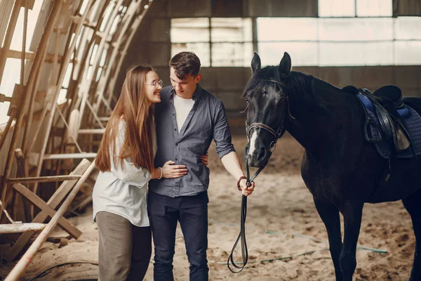 Bonito casal amoroso com cavalo no rancho — Fotografia de Stock