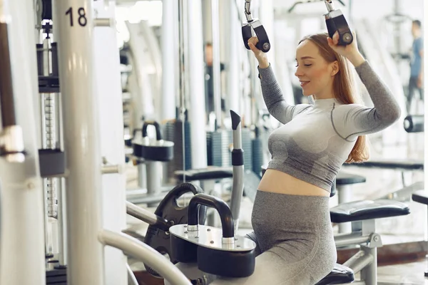 Pregnant woman training in a gym — Stock Photo, Image