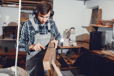 Marangoz bir ağaçla çalışır.