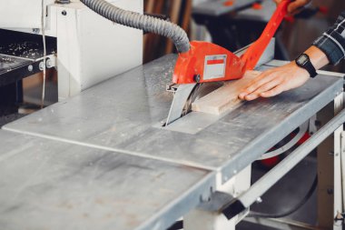 Marangoz bir ağaçla çalışır.