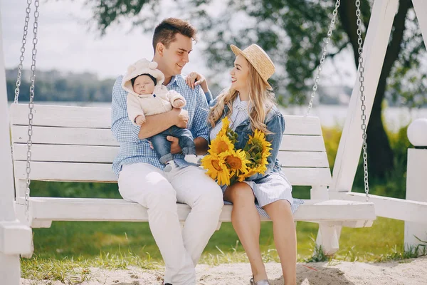 Familie auf Schaukel — Stockfoto