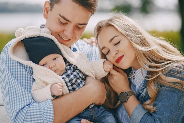Familia con recién nacidos —  Fotos de Stock