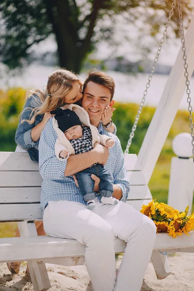 Familia en un columpio —  Fotos de Stock