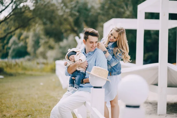 Familia con recién nacidos — Foto de Stock