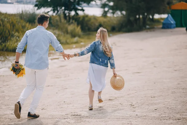 Couple near water — Stock Photo, Image