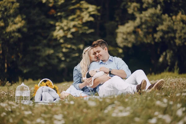 Familie mit Neugeborenen — Stockfoto