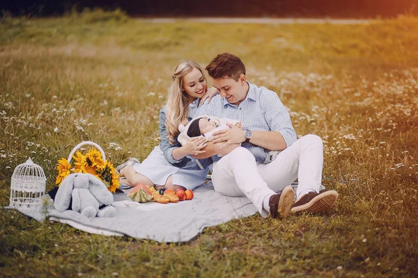Familie met pasgeborenen — Stockfoto