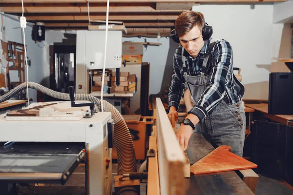 De timmerman werkt met een boom — Stockfoto