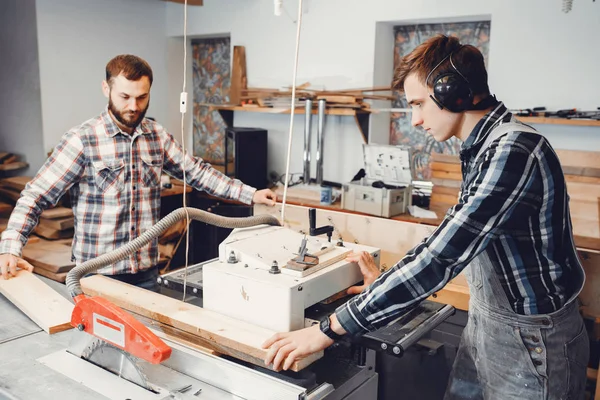 De timmerman werkt met een boom — Stockfoto