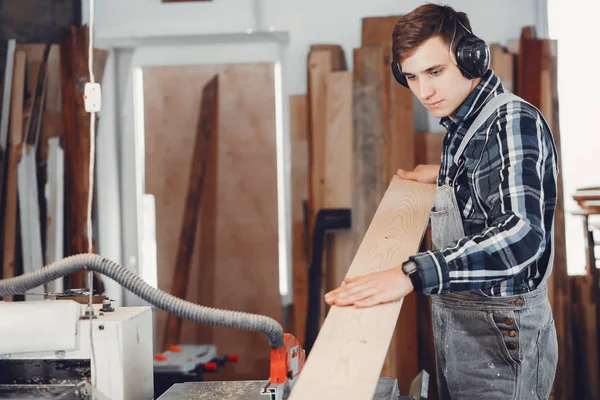 De timmerman werkt met een boom — Stockfoto